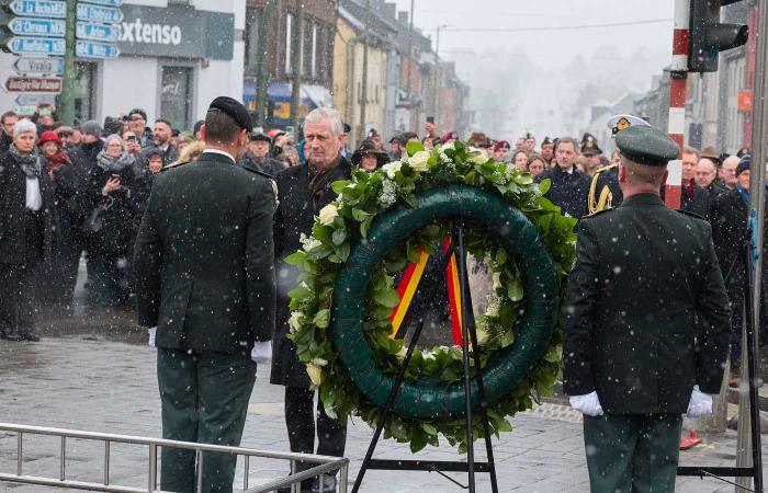 Le couple royal belge et le couple grand-ducal se jettent des noix à Bastogne pour le 80ème anniversaire de la Bataille des Ardennes