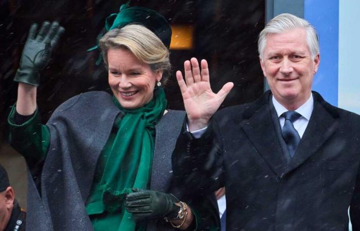 Le couple royal belge et le couple grand-ducal se jettent des noix à Bastogne pour le 80ème anniversaire de la Bataille des Ardennes