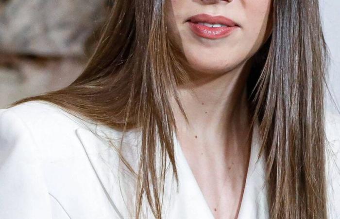 Sofia d’Espagne élégante en blanc pour sa première sortie officielle en solo, à 17 ans