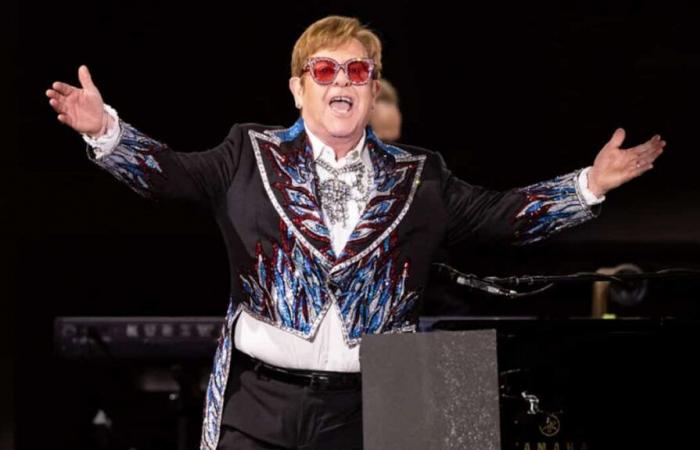 Elton John est « l’icône de l’année » du magazine Time grâce au soutien de Dua Lipa et Chappell Roan