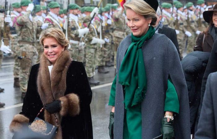 Le couple royal belge et le couple grand-ducal se jettent des noix à Bastogne pour le 80ème anniversaire de la Bataille des Ardennes