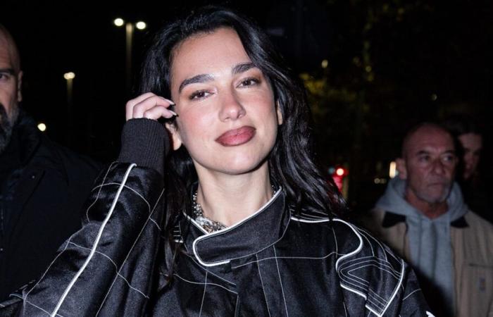 Dua Lipa dit que la lingerie est toujours adaptée aux fêtes avec des bretelles en dentelle