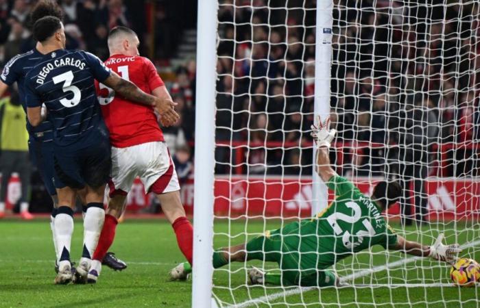 Emiliano Martinez passe de héros à zéro alors que le but du dernier souffle voit Nottingham Forest dépasser Man City