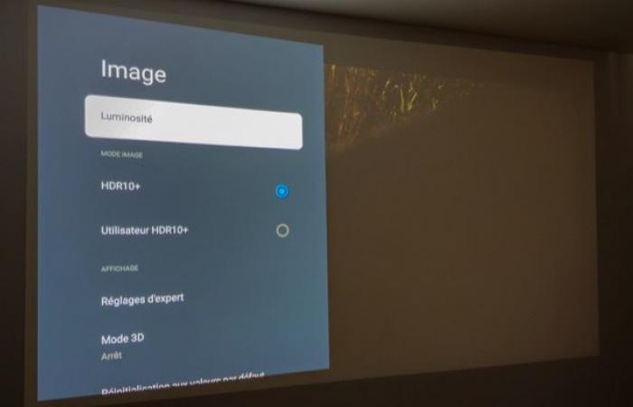 un vidéoprojecteur 4K connecté et abordable avec une image lumineuse et colorée