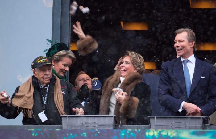 Le couple royal belge et le couple grand-ducal se jettent des noix à Bastogne pour le 80ème anniversaire de la Bataille des Ardennes