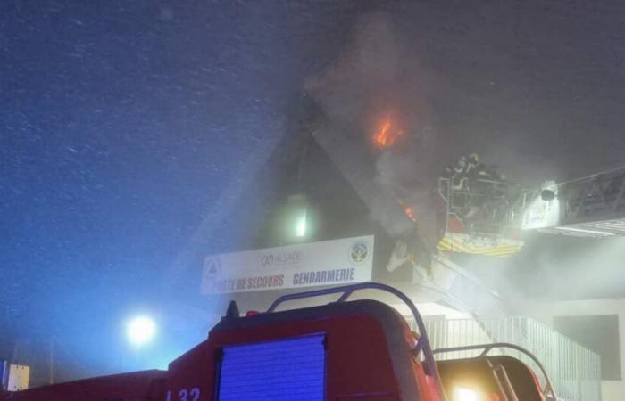 Champ de feu. Le toit du chalet de la Protection Civile est en feu