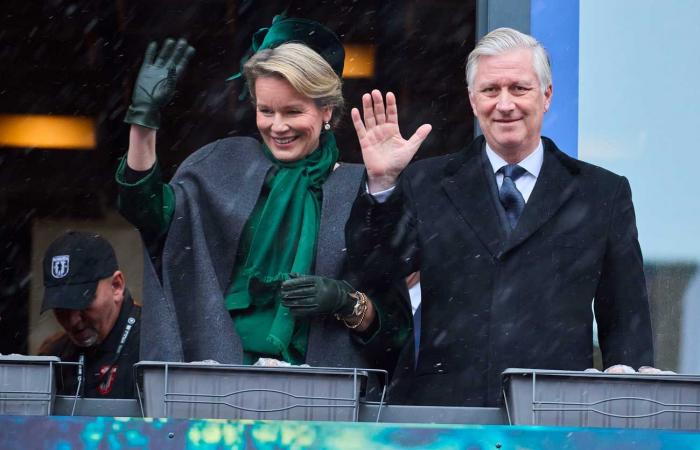 Le couple royal belge et le couple grand-ducal se jettent des noix à Bastogne pour le 80ème anniversaire de la Bataille des Ardennes