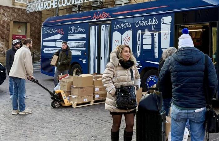 Après l’incendie et juste avant Noël, la librairie Hisler emménage dans un bus et retrouve ses clients