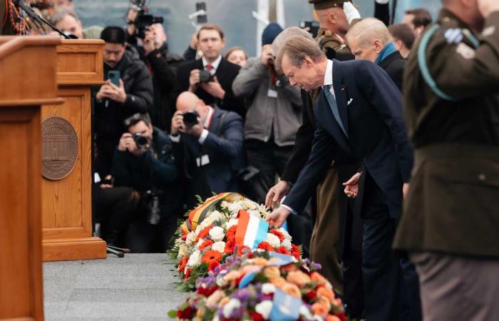 Le couple royal belge et le couple grand-ducal se jettent des noix à Bastogne pour le 80ème anniversaire de la Bataille des Ardennes