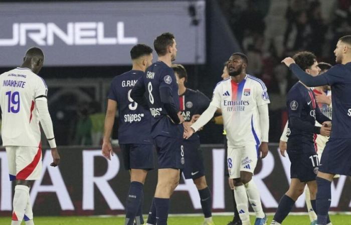 L’arbitre arrête brièvement le match de championnat de France entre le PSG et Lyon après des chants homophobes