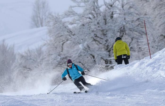 la neige et les skieurs présents pour le premier jour d’ouverture de la station