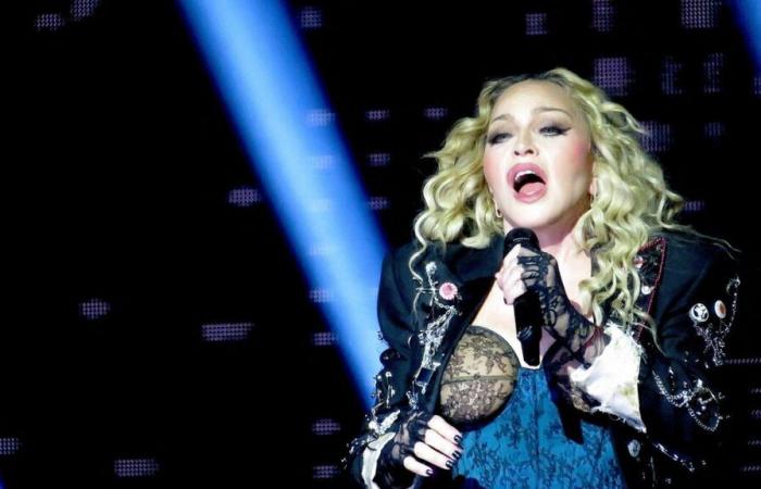 Madonna crée la controverse en publiant des photos osées d’elle avec le pape créées par l’IA