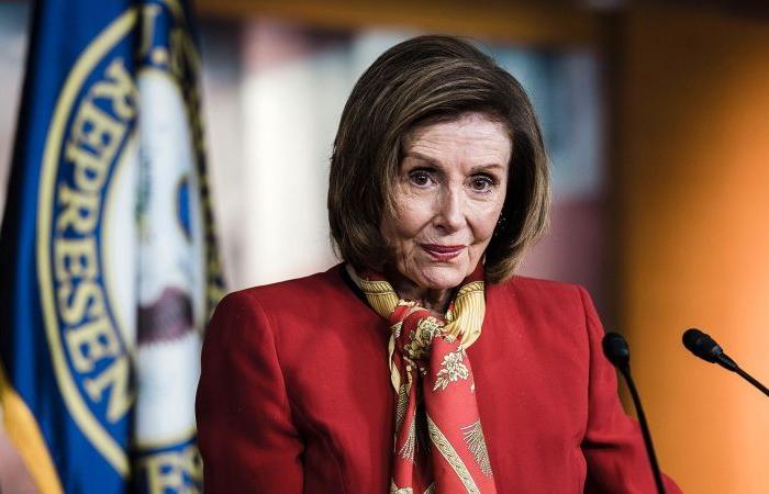 Pelosi subit avec succès une arthroplastie de la hanche après une chute dans les escaliers au Luxembourg