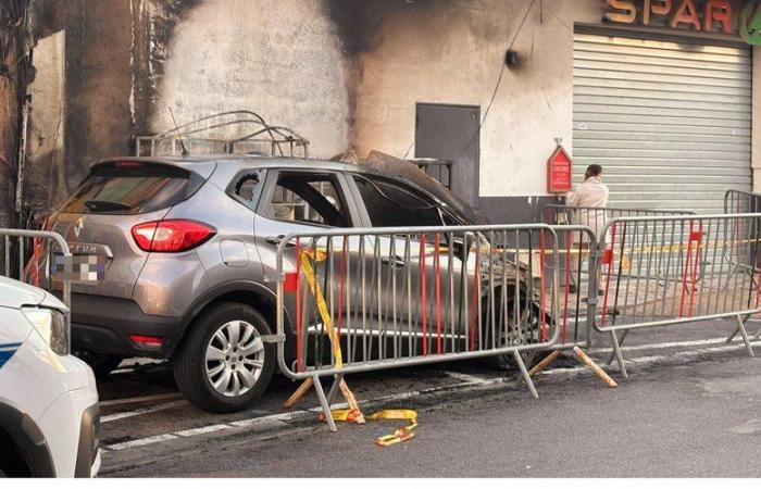 une voiture prend feu en pleine ville devant un magasin, les bonbonnes de gaz explosent sous l’effet de la chaleur