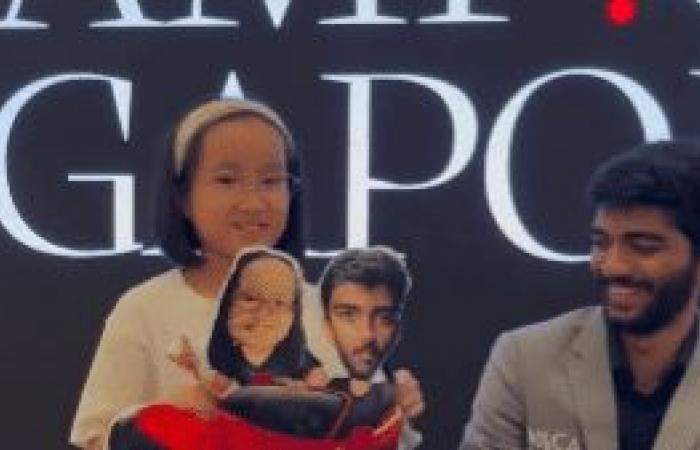 Le cadeau d’oreiller spécial d’un petit fan laisse le champion d’échecs Gukesh touché