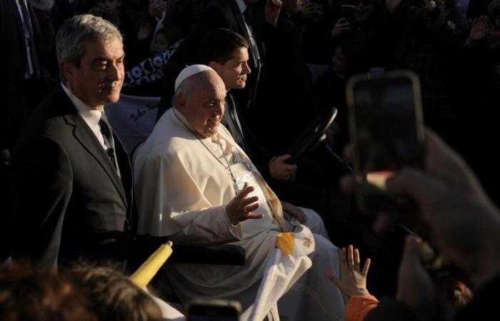 A Ajaccio, le pape François heureux d’une journée passée en plein air au milieu des Corses