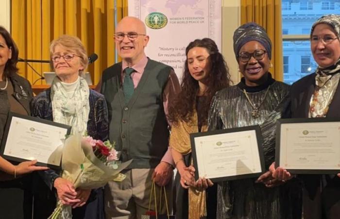 Nezha El Ouafi reçoit le prix « Global Women Peace Ambassador ».