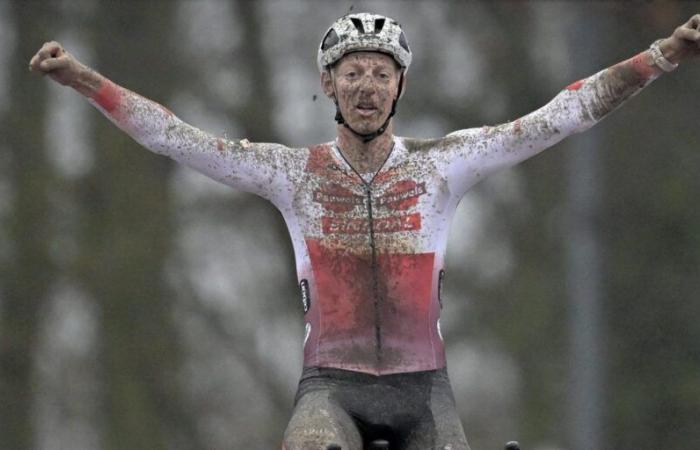 Michael Vanthourenhout bat Toon Aerts après une bataille épique à trois lors de la Coupe du monde de Namur