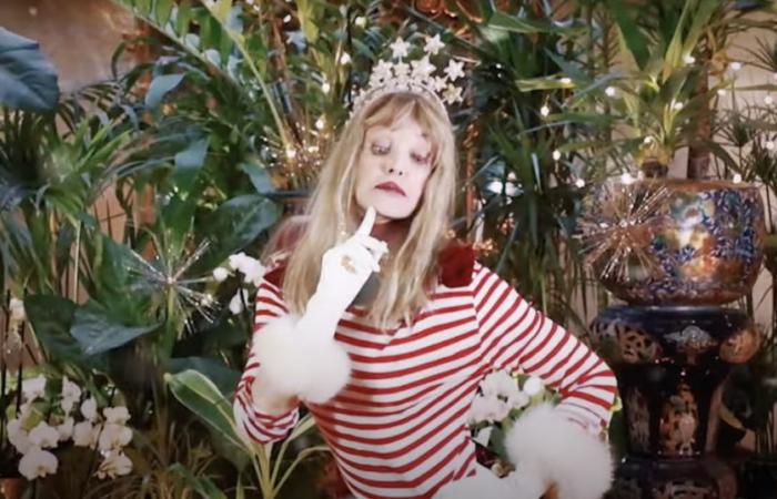 Arielle Dombasle se transforme pour partager son amour de Noël