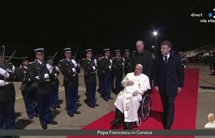 Le pape François puis Gilles Simeoni se sont entretenus avec Emmanuel Macron à l’aéroport d’Ajaccio