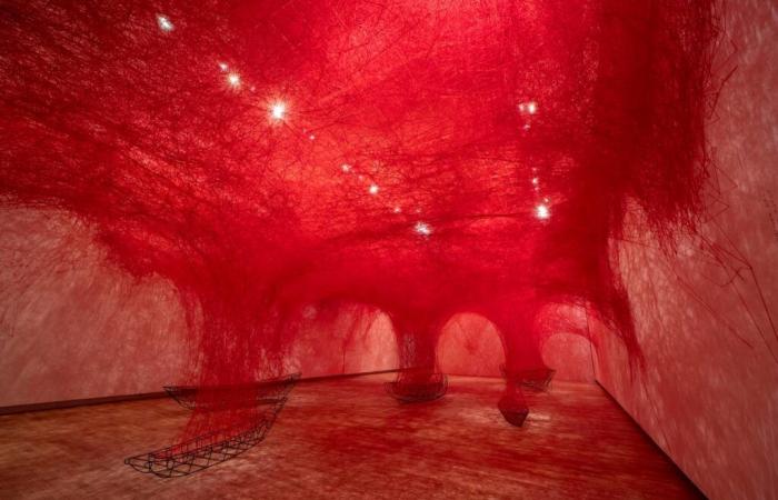 Chiharu Shiota fait vibrer le Grand Palais à Paris