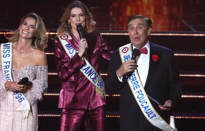 Jean-Pierre Foucault a reçu son propre foulard de Miss après un émouvant hommage