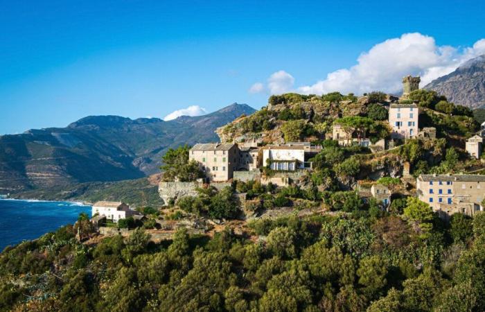 sa jolie maison en Corse face à la mer où le chanteur sent qu’il existe, “C’est beau, c’est magique”