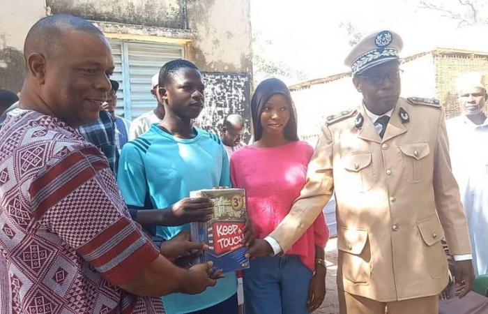 Dr El Hadji Omar Sané fait don de 1 200 manuels scolaires aux CEM de Dioulacolon et Sinthiang Faraba