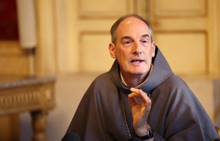 qui est le cardinal Bustillo, qui a réussi à amener François sur l’île ?