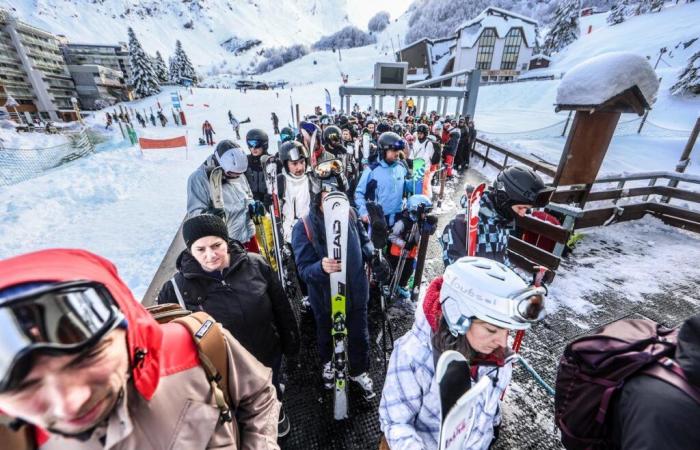 la neige et les skieurs présents pour le premier jour d’ouverture de la station