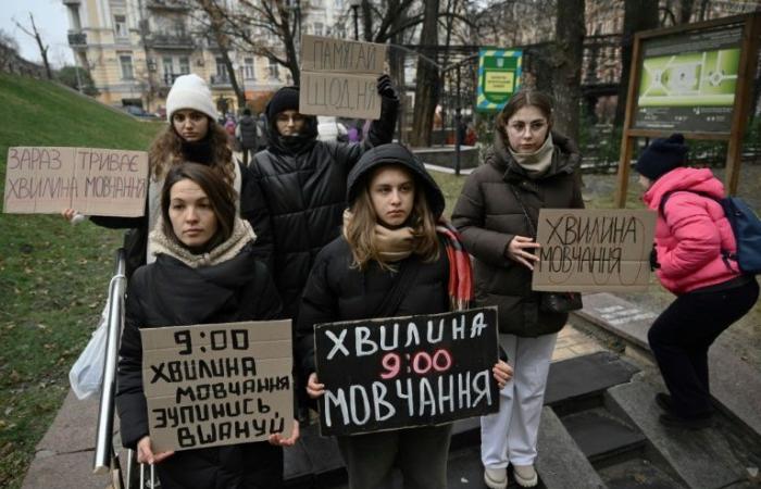 à Kiev, des militants réclament le respect d’une minute de silence quotidienne