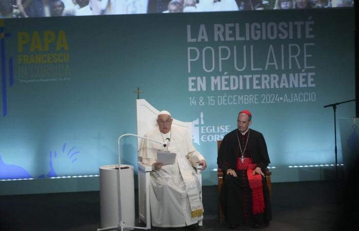 En Corse, le pape défend sa version de la laïcité