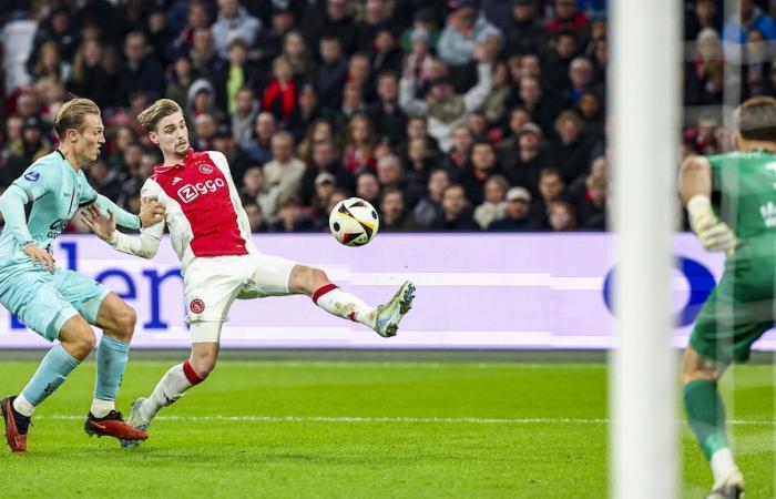 Le magnifique but de Taylor aide l’Ajax à prendre la deuxième place en battant Almere City 3-0