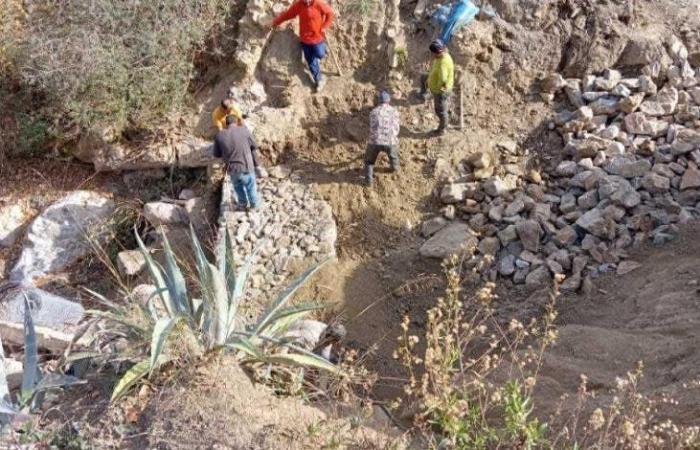 Taza.. Les habitants de Douware se portent volontaires pour réparer un tronçon de route en l’absence des élus