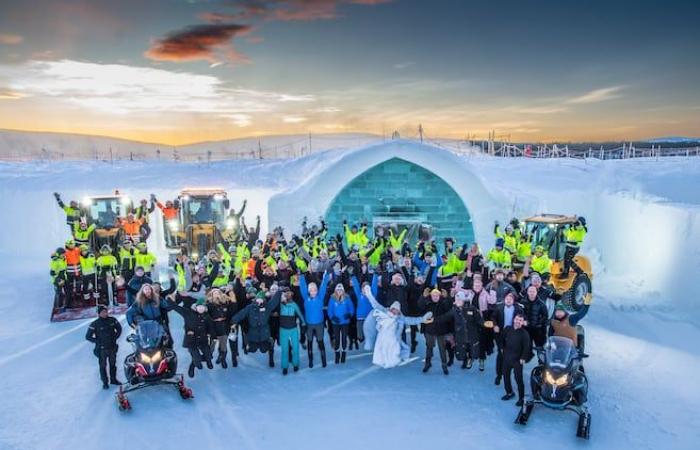 Un sculpteur local travaille sur le plus prestigieux hôtel de glace