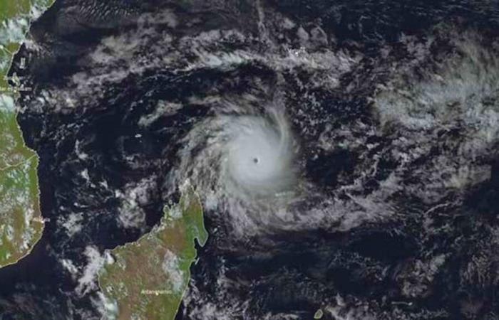 Après Mayotte, le cyclone Chido frappe le Mozambique mais perd en puissance