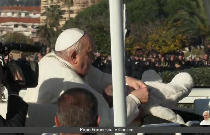 “On n’avait rien prévu, il dormait, un monsieur l’a vu et l’a emmené”, le pape François bénit un premier bébé lors de sa balade à Ajaccio