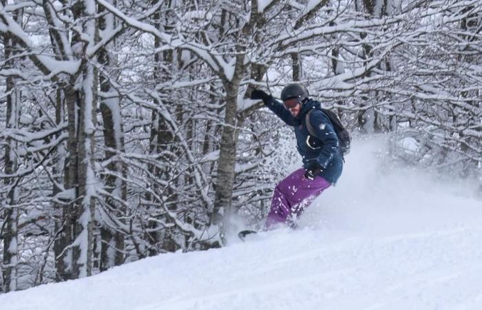 la neige et les skieurs présents pour le premier jour d’ouverture de la station