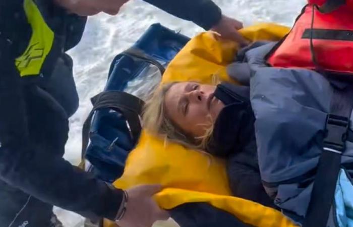 Karin Viard emmenée sur civière après un accident de ski