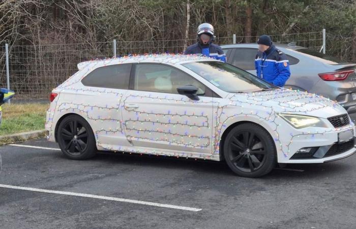 Au volant d’une voiture décorée de guirlandes de Noël, un jeune automobiliste flashé à 219 km/h