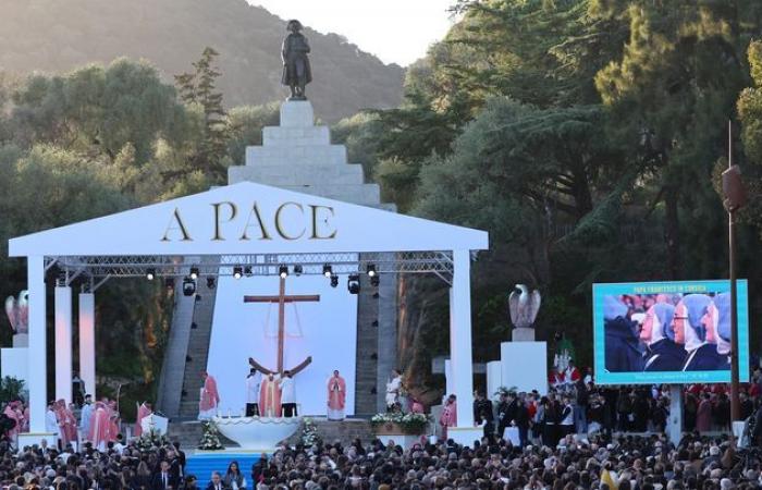 Messe géante, bain de foule, rencontre avec Emmanuel Macron… Ce qu’il faut retenir de la visite historique du pape François en Corse