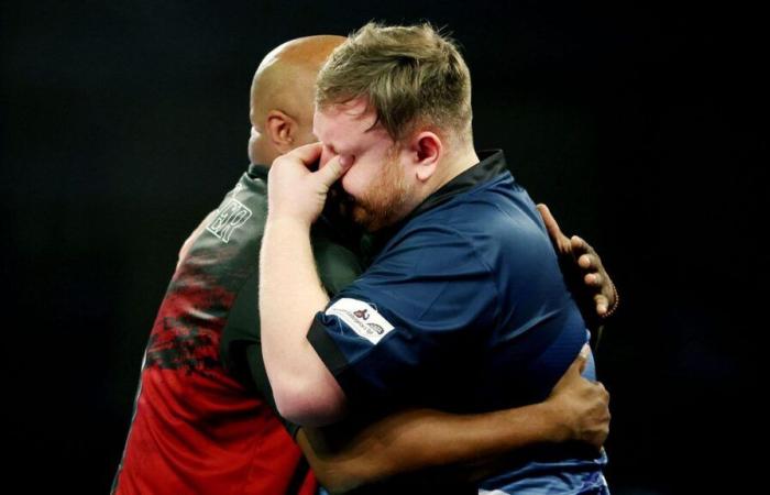 Cameron Menzies en larmes alors que Leonard Gates fait vibrer la foule d’Ally Pally tandis que James Wade s’écrase et que Gerwyn Price continue son chemin