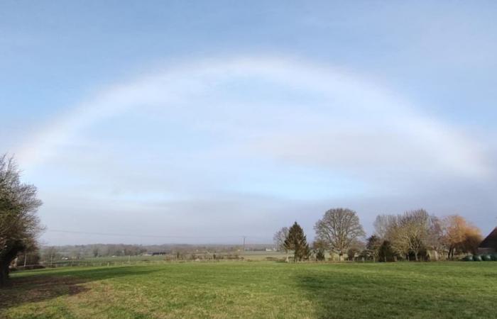 il photographie un arc-en-ciel fantôme