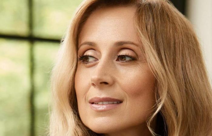 Troubles alimentaires, relation complexe avec son père… Lara Fabian se révèle comme jamais dans “Je suis lay”, un album “éminemment libérateur”