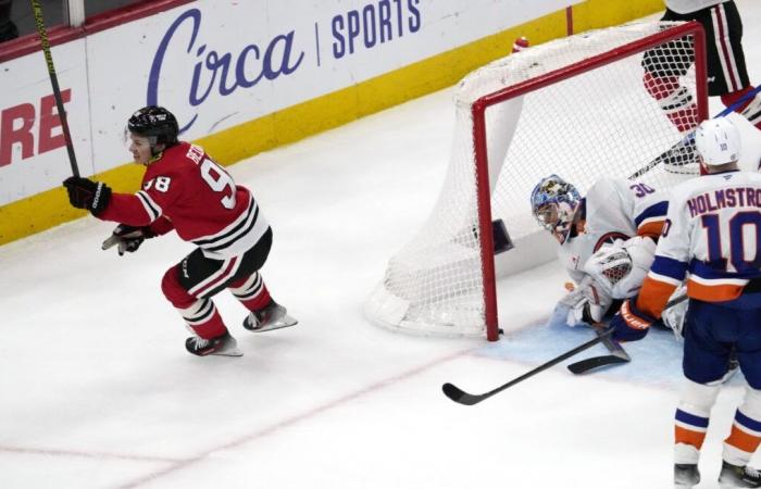 Connor Bédard décide en fin de match, les Blackhawks battent les Islanders 5-3