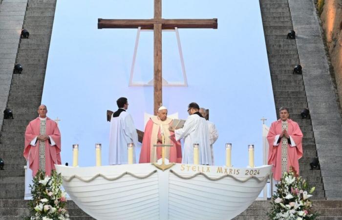 Messe géante, bain de foule, rencontre avec Emmanuel Macron… Ce qu’il faut retenir de la visite historique du pape François en Corse