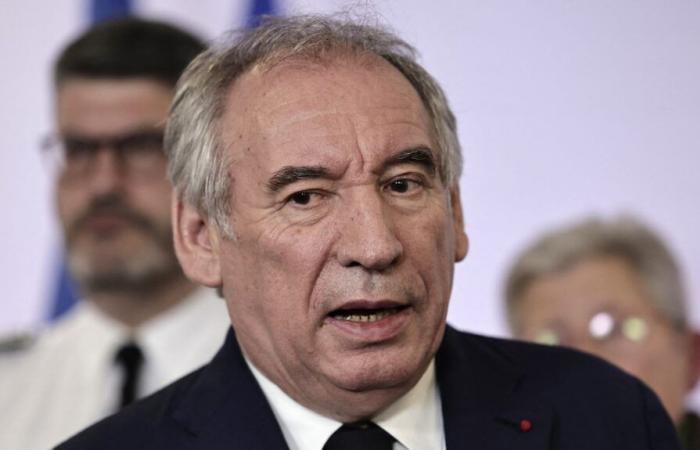 François Bayrou critiqué pour sa participation au conseil municipal de Pau en pleine crise à Mayotte