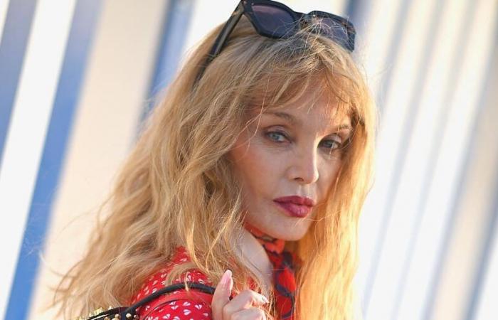 Arielle Dombasle incarne la reine de Noël avec son single « Jingle Bells » en trois langues