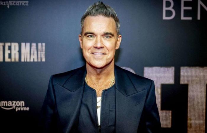 Robbie Williams dit en plaisantant qu’il « veut être gay », traite sa femme de « barbe » dans une interview bizarre, 20 ans après avoir poursuivi Paper en justice pour des rumeurs