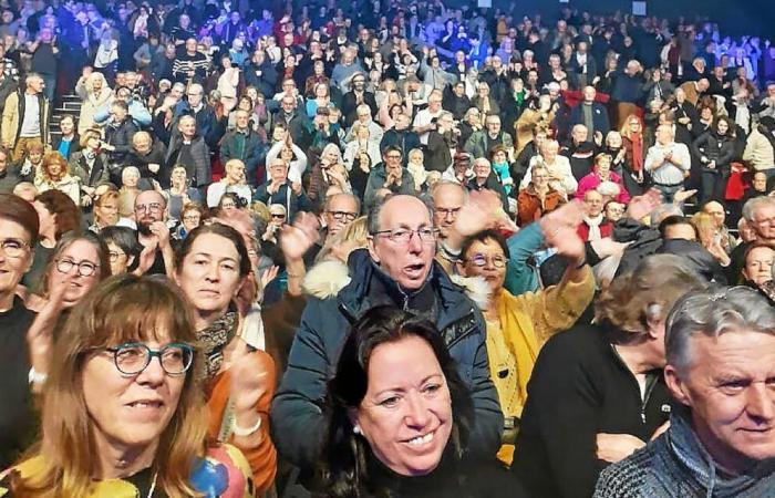 A Ploemeur, Hugues Aufray rassemble 900 spectateurs à l’Océanis pour la dernière date de sa tournée